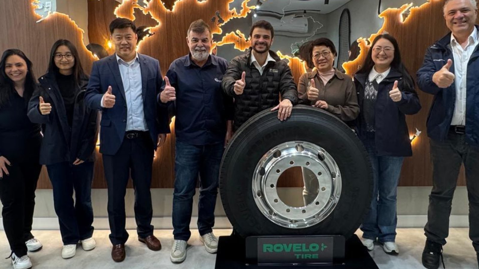 Equipes da Impak Import e da Rovelo Tire reunidas na sede da Impak no Brasil