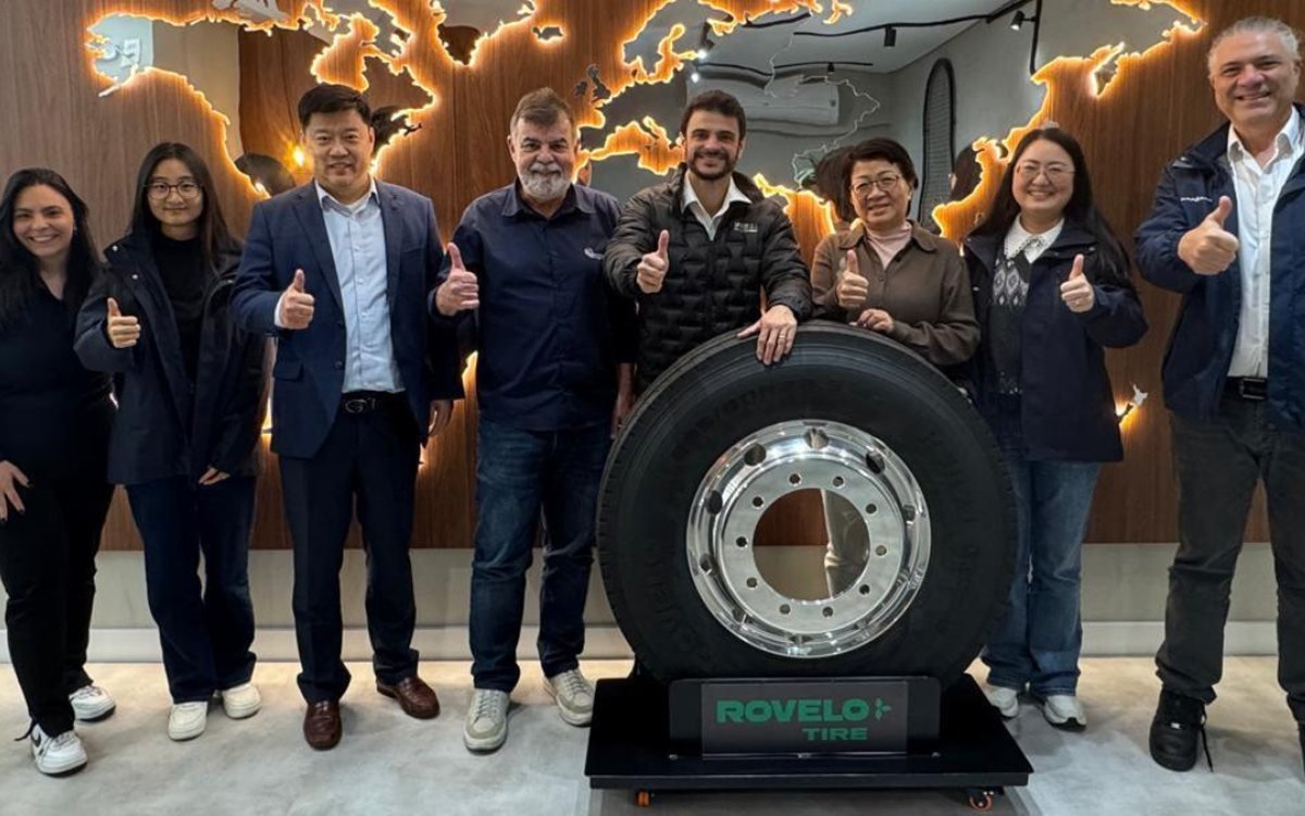 Equipes da Impak e da Rovelo Tire reunidas na sede da Impak