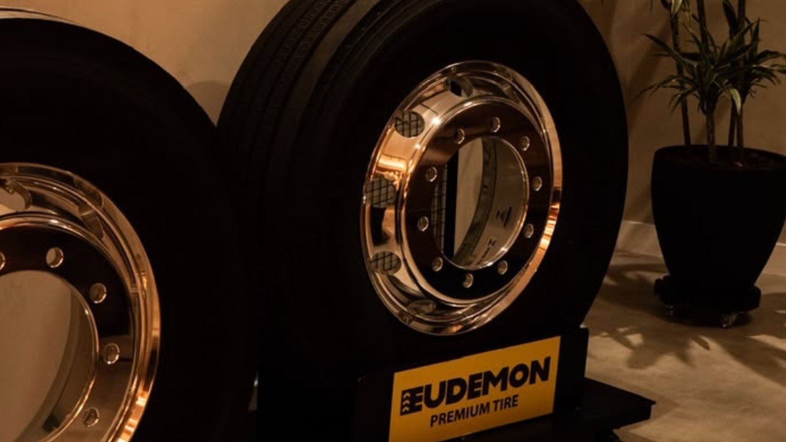 Pneus Eudemon Premium Tire montados em rodas cromadas, expostos na sede da Impak