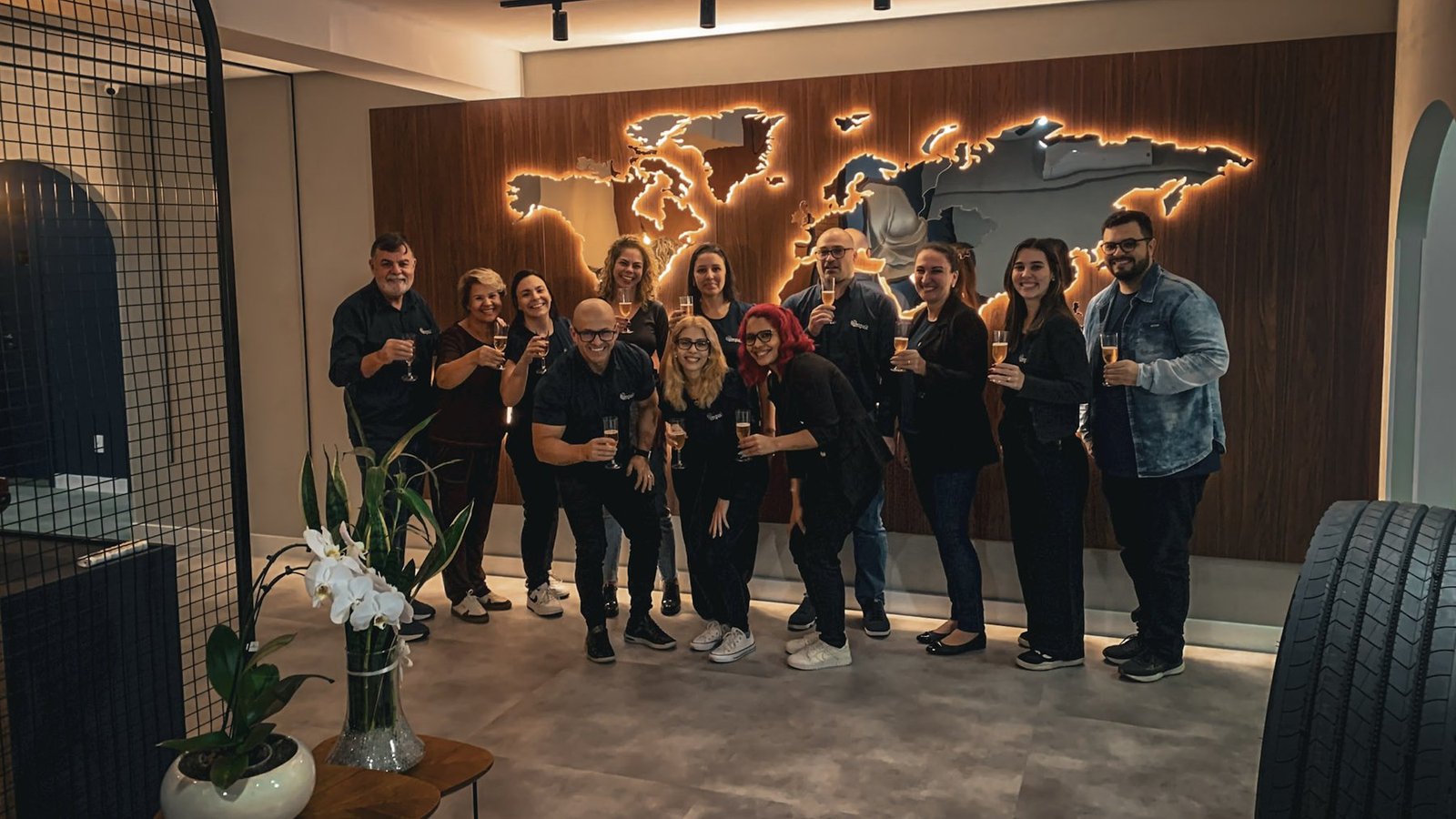 Equipe da Impak Import reunida na sede da empresa em Joinville